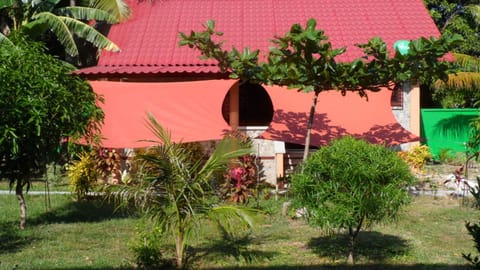 Ferienhaus am Strand von Sibuyan in der Nähe von Cresta de Gallo Maison in Bicol