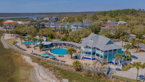 Property building, Bird's eye view, Pool view, Swimming pool, sunbed