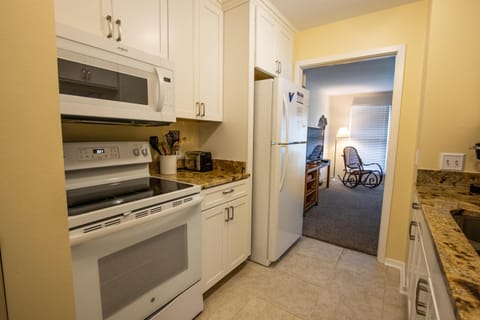 Kitchen or kitchenette, Seating area, minibar, pet friendly