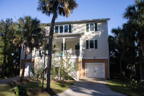 Property building, Facade/entrance, Day