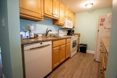 Coffee/tea facilities, Kitchen or kitchenette, dishwasher, oven, toaster