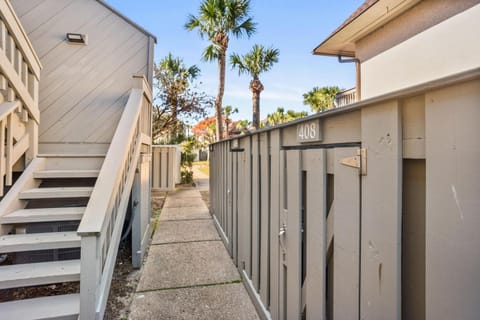 Property building, Facade/entrance, Day