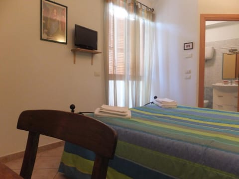 Shower, Bathroom, TV and multimedia, Photo of the whole room, Bedroom