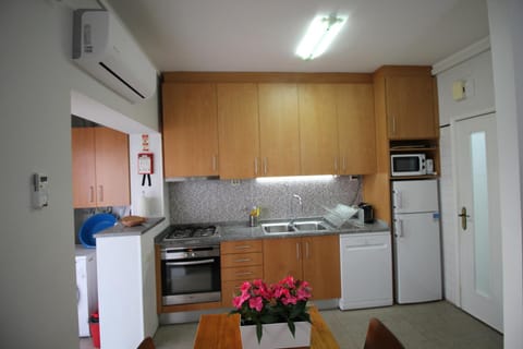 Coffee/tea facilities, Kitchen or kitchenette, dishwasher, oven, stove, toaster