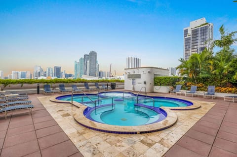 Stunning Balcony Views 4 bedroom Condominio in Miami