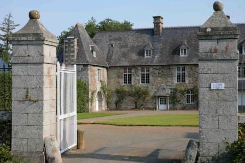 Facade/entrance, View (from property/room)