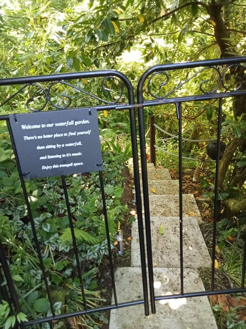 'Morris' the shepherd's hut and woodland hot tub experience Luxury tent in Wales