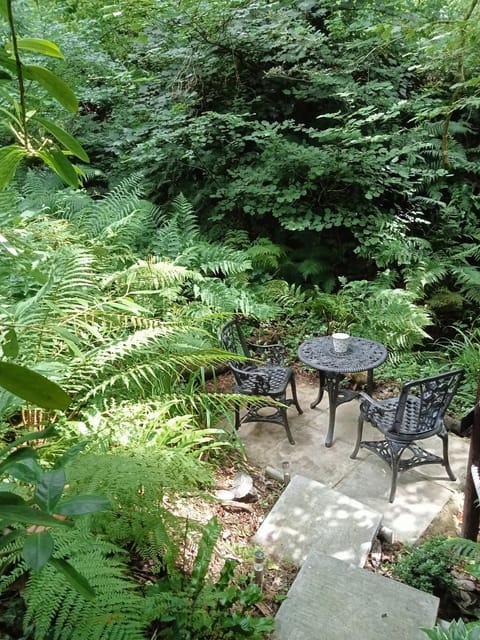 'Morris' the shepherd's hut and woodland hot tub experience Luxury tent in Wales