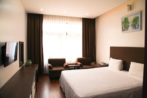 Bed, TV and multimedia, Photo of the whole room, Seating area, Bedroom