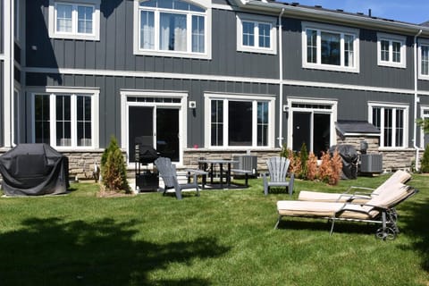 New Blue Mountain Village Snowbridge Executive Townhome Sleeps 10 with Outdoor Pool and Shuttle Maison in Grey Highlands