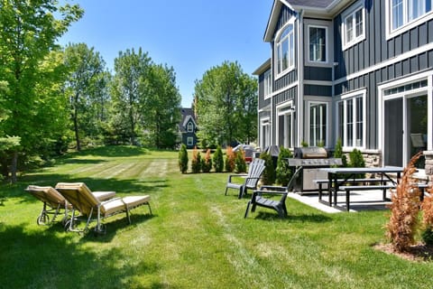 New Blue Mountain Village Snowbridge Executive Townhome Sleeps 10 with Outdoor Pool and Shuttle Haus in Grey Highlands