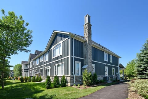 New Blue Mountain Village Snowbridge Executive Townhome Sleeps 10 with Outdoor Pool and Shuttle Maison in Grey Highlands