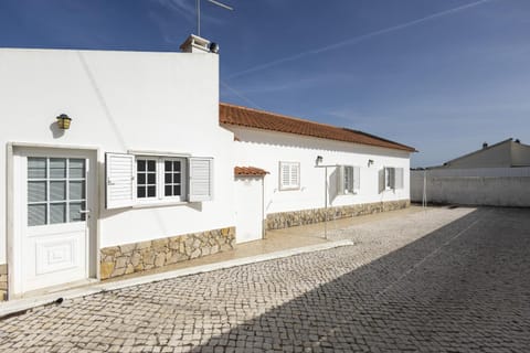 White House by AcasaDasCasas Casa in Lisbon District