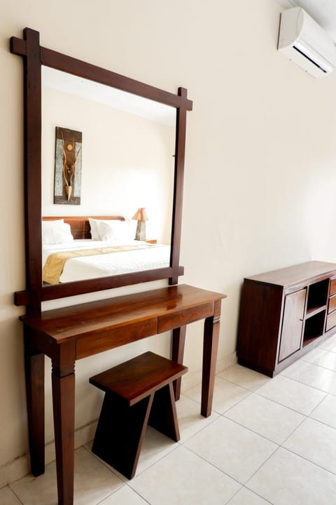 Bed, Photo of the whole room, Bedroom, hair dresser, air conditioner