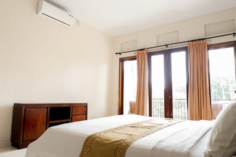 Bed, Photo of the whole room, Bedroom, air conditioner