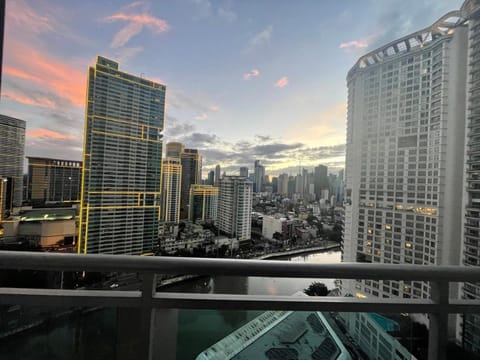 Great 1BR Aqua Livingstone with Netflix, Pool & Gym Condo in Mandaluyong