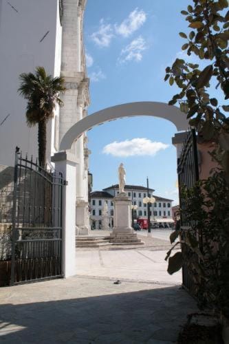 Facade/entrance, Area and facilities