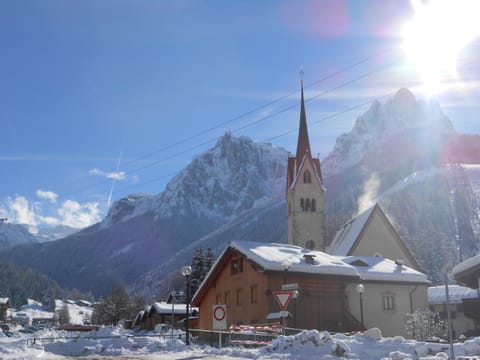 Nearby landmark, Neighbourhood, Natural landscape, Mountain view, Area and facilities
