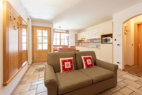 Kitchen or kitchenette, Living room, Seating area, Dining area, oven, stove