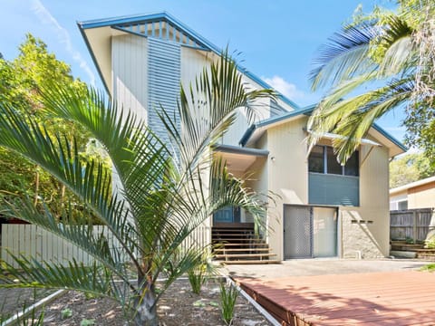 Flipper Beach House by Discover Stradbroke Maison in Point Lookout