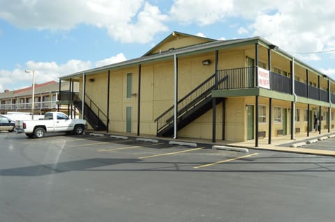Delux Inn Tulsa Motel in Tulsa
