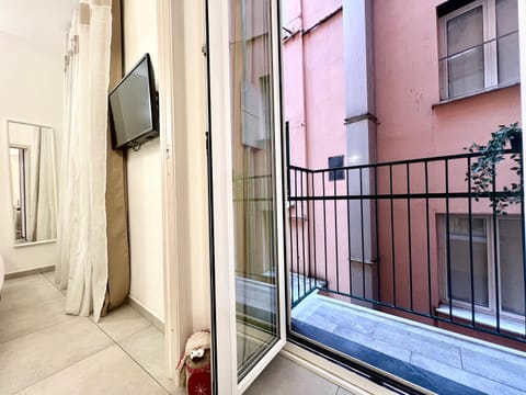 LA CASA ROSA AL MARE RAPALLO, Central Seafront Stay, Air Conditioning, Wi-Fi, the Ideal Choice for a Relaxing and Exciting Coastal Escape, with available on request at 20,00 euro per night Private Garage, Welcome kit Priority with Prosecco Apartment in Rapallo