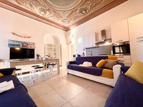 LA CASA ROSA AL MARE RAPALLO, Central Seafront Stay, Air Conditioning, Wi-Fi, the Ideal Choice for a Relaxing and Exciting Coastal Escape, with available on request at 20,00 euro per night Private Garage, Welcome kit Priority with Prosecco Apartment in Rapallo