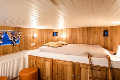 Bed, Garden view, River view