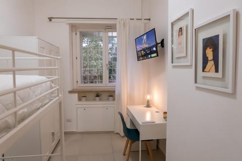 Bed, TV and multimedia, Bedroom