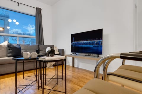 TV and multimedia, Living room, Seating area, Evening entertainment