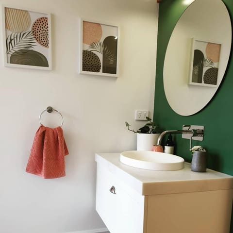 Bathroom, Decorative detail, towels