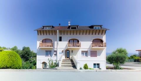 Property building, Facade/entrance, Off site, Day, Garden