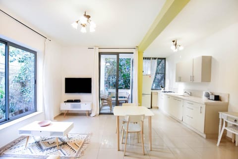 Light as a Feather by HolyGuest Condo in Tel Aviv-Yafo