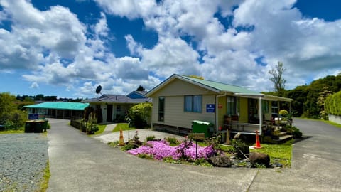 Property building, Day, Natural landscape, Garden, Parking