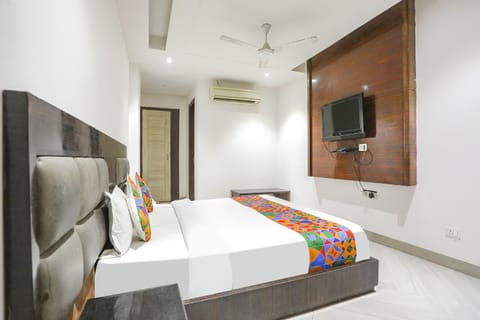 Bed, TV and multimedia, Bedroom, fireplace, air conditioner