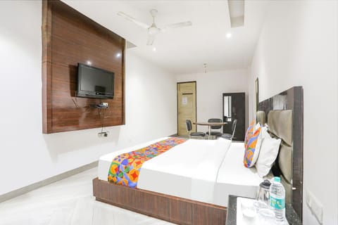 Bed, TV and multimedia, Seating area, Dining area, Bedroom, fireplace, wardrobe