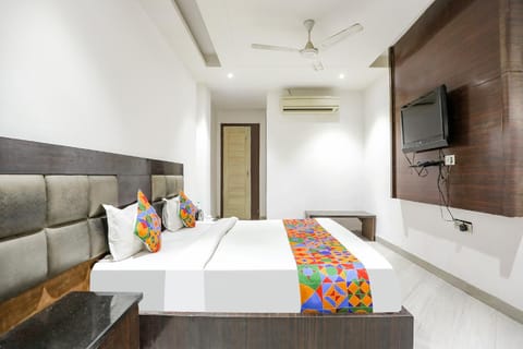 Bed, TV and multimedia, Bedroom, fireplace, air conditioner