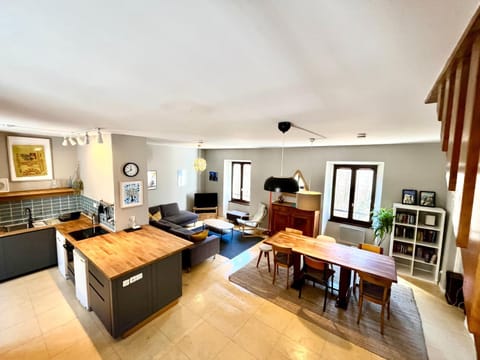 Kitchen or kitchenette, Living room, Seating area, Dining area