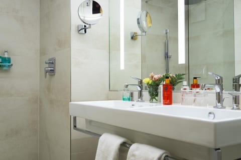 Toilet, Restaurant/places to eat, Sauna, Steam room, Bathroom, TV and multimedia, Coffee/tea facilities, Spa and wellness centre/facilities, Fitness centre/facilities, Fitness centre/facilities, Seating area, Bedroom