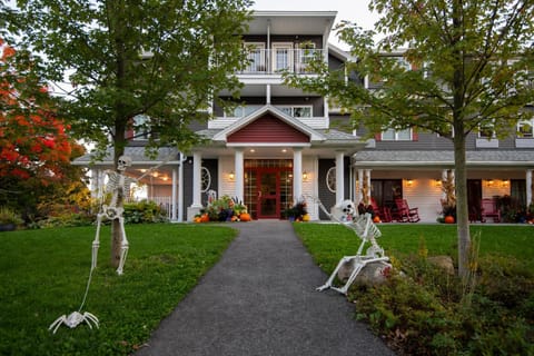 Property building, Facade/entrance, Decorative detail, Autumn