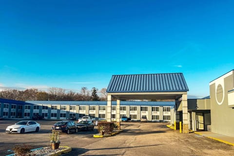 Clarion Inn & Suites Hotel in Muskegon Heights