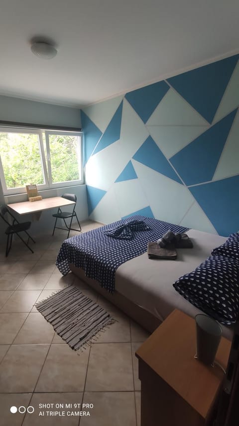 Bed, Seating area