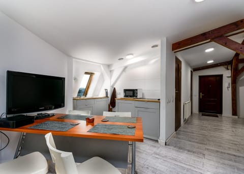 Kitchen or kitchenette, Living room, Seating area, Dining area