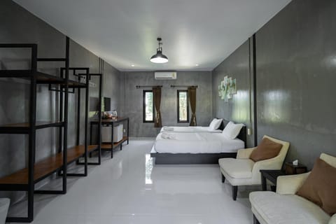 Bed, Photo of the whole room, Seating area, Bedroom