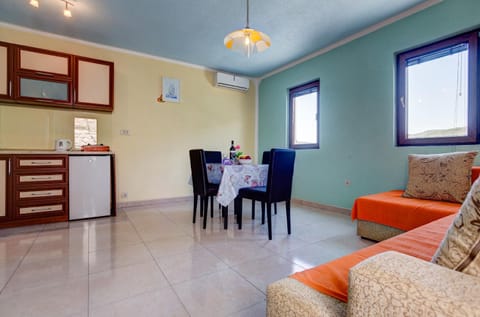 Staff, People, Living room, Food and drinks, Other, Decorative detail, Seating area, Dining area, Garden view, Mountain view, Sea view, Family