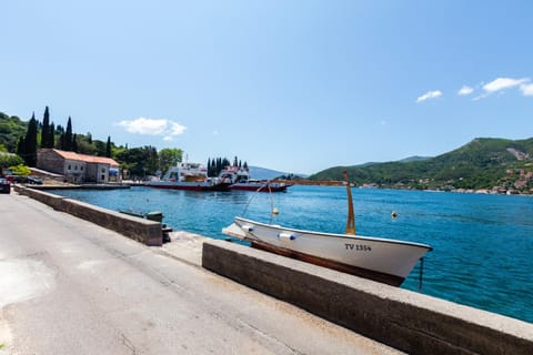 Nearby landmark, Staff, People, Neighbourhood, Natural landscape, Beach, Hiking, City view, Garden view, Mountain view, Sea view, Street view, Family, Quiet street view