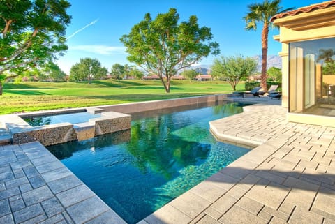 WOW VIEWS...WOW INTERIOR....WOW POOL....WOW EVERYTHING Haus in La Quinta