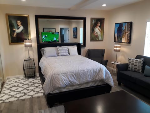 Comfortable Luxury Studio Bed and Breakfast in Northridge