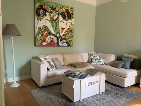 TV and multimedia, Living room, Seating area, Area and facilities