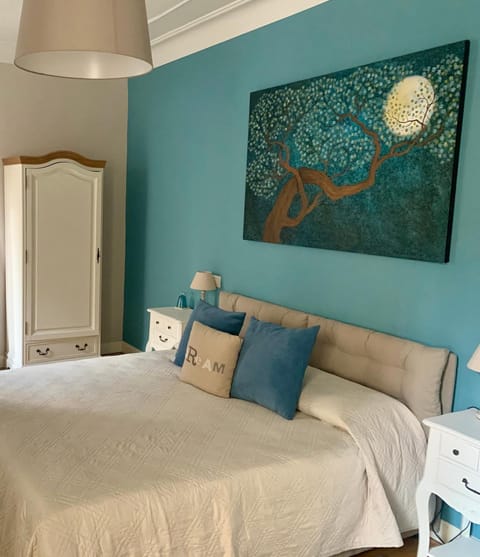 Bed, Photo of the whole room, Decorative detail, Bedroom